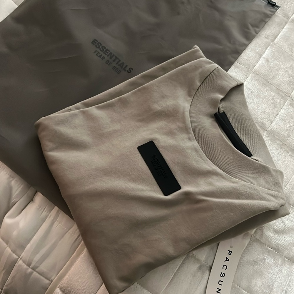 Men’s essentials fear of god tee size small